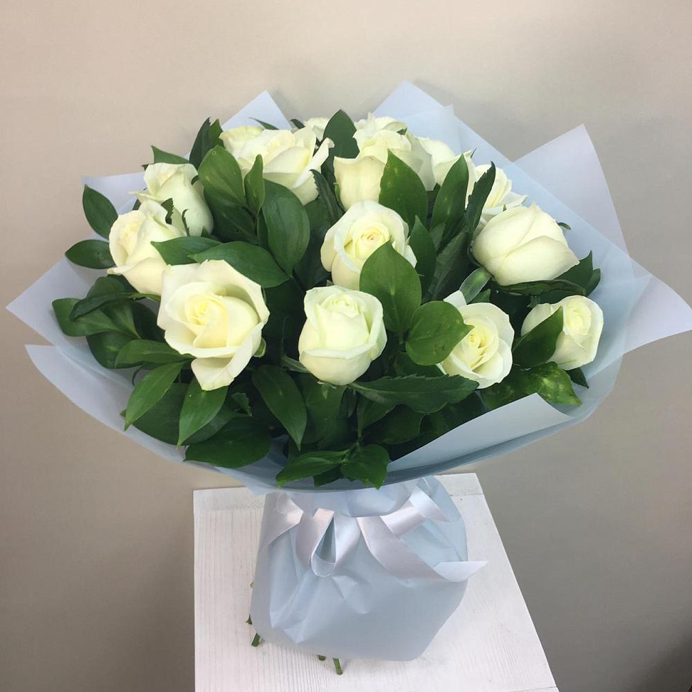 Букет 15 Белых роз Проуд в Речицы