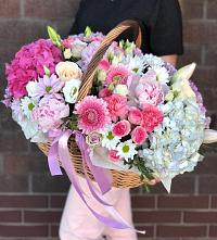 Цветочная композиция из Розы, Хризантемы, Пионы и Лизиантусы в корзине в Речицы