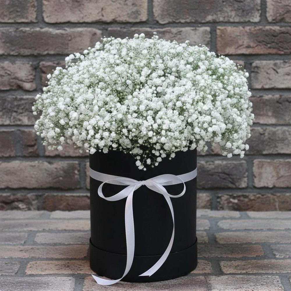 Цветочная композиция из Гипсофила в шляпной коробке в Речицы