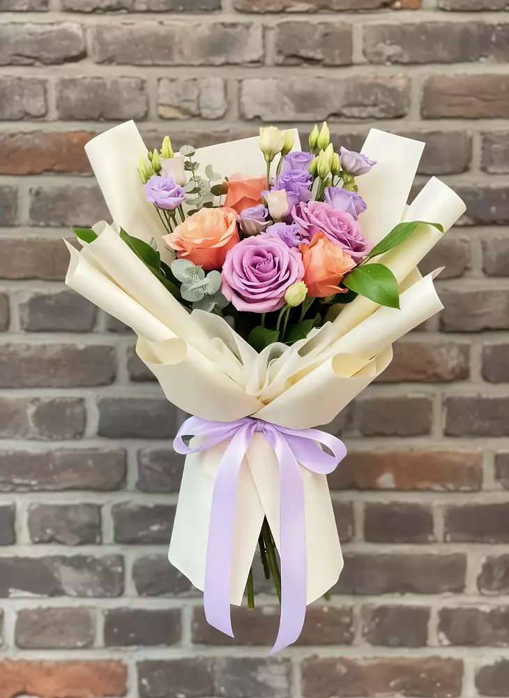 Букет цветов из: Лизиантусы и Розы в Речицы