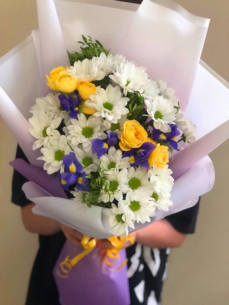 Букет цветов из: Ирисы, Хризантемы и Розы в Речицы