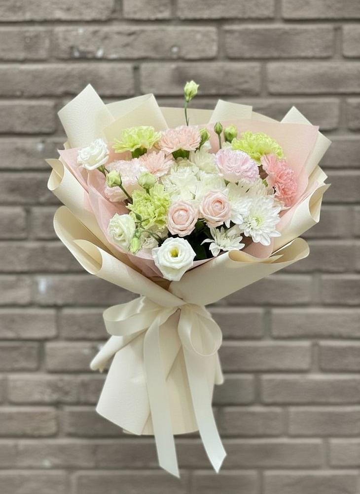 Букет цветов из: Гвоздики, Розы, Лизиантусы и Хризантемы в Речицы