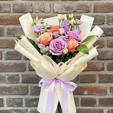 Букет цветов из:  Лизиантусы и Розы в Речицы