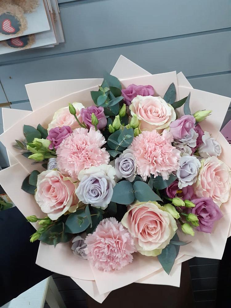 Букет цветов из: Розы, Гвоздики и Лизиантусы в Речицы